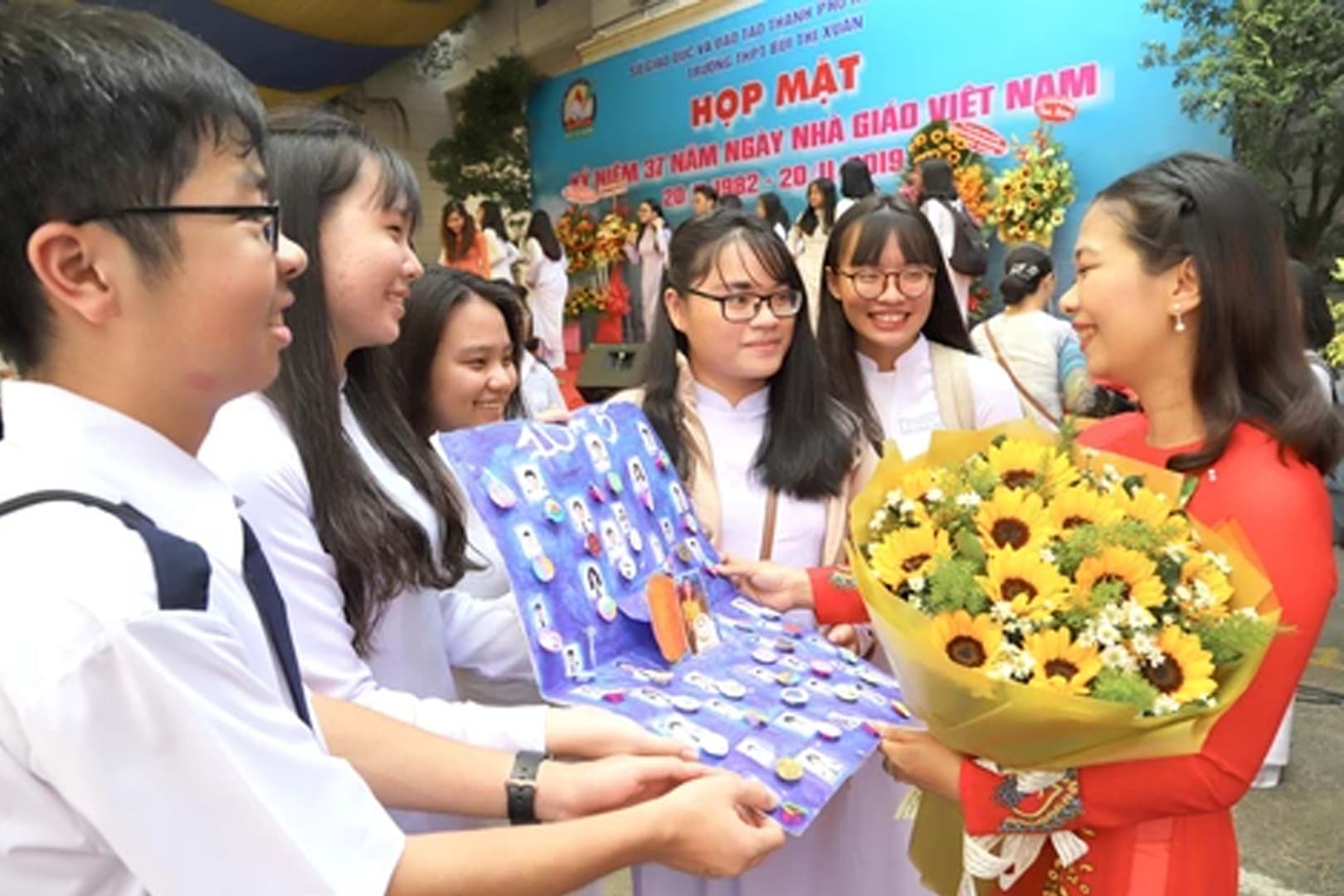 Ảnh: học sinh về thăm thầy cô giáo ngày 20/11